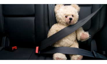 ¿Cómo evita lesiones el cinturón de seguridad?